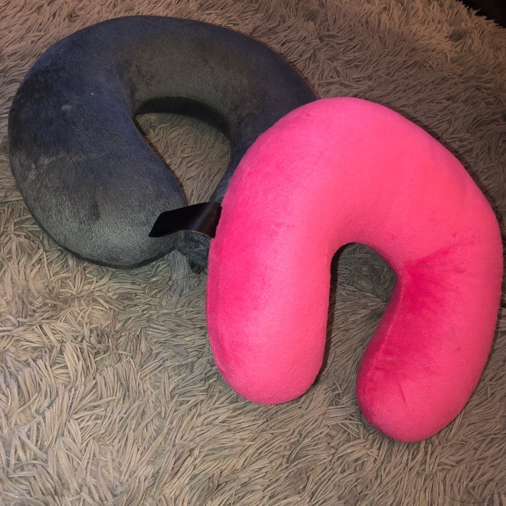 Travel neck pillows